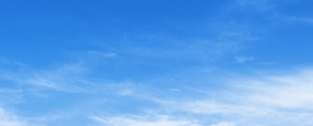 Cielo azul con fondo de paisaje de nubes blancas