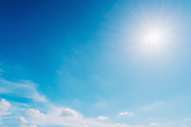 Cielo azul con fondo de sol y nubes.