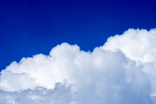 Un cielo azul con una gran nube blanca esponjosa.