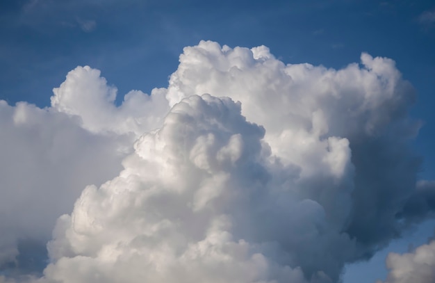 Cielo azul con grandes y hermosas nubes de aire flotando en ingravidez. Foto de alta calidad