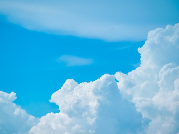 Foto cielo azul con hermosa forma de nubes.