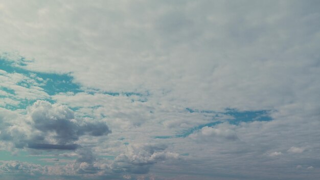 Cielo azul con hermosas capas diferentes nubes hermoso sol azul fondo del cielo con nubes