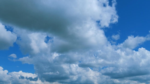 Cielo azul con hermosas nubes blancas naturales panorama cielo azul con fondo de nubes y sol