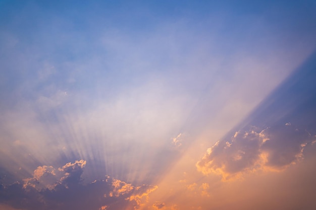 Cielo azul con hermosas nubes blancas naturales