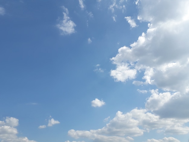 Cielo azul con hermosas nubes blancas