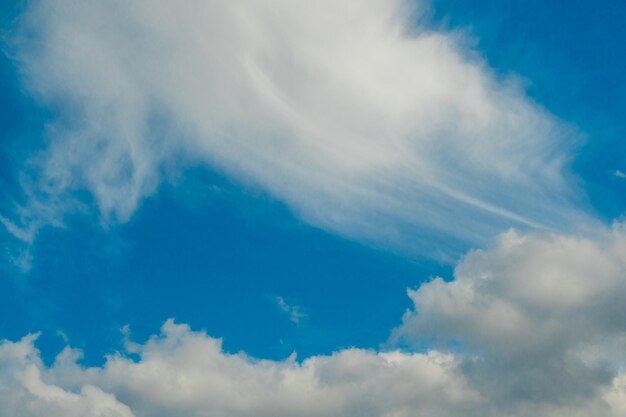 Cielo azul con hermosas nubes Buen tiempo