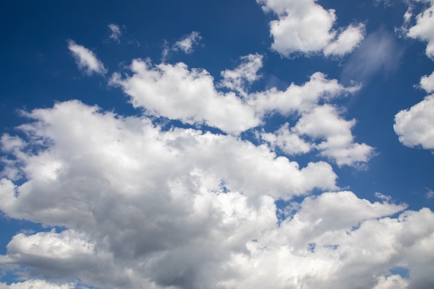 Cielo azul con hermosas nubes cúmulos.