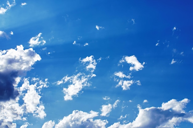 Cielo azul con hermosas nubes y rayos de sol.