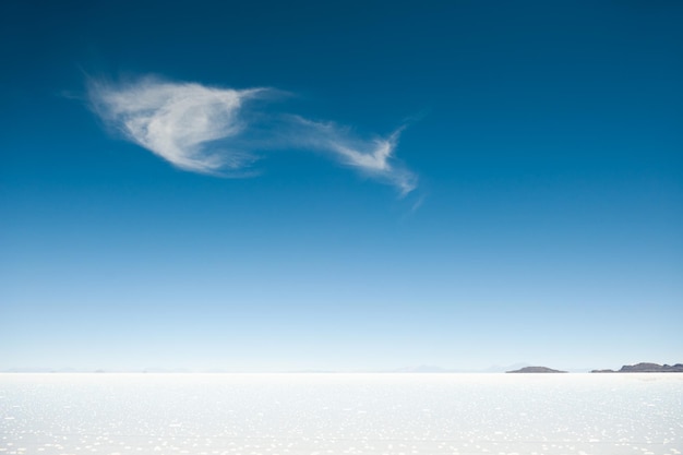 Cielo azul con hermosas nubes en el Salar de Uyuni. Altiplano, Bolivia. Paisajes asombrosos de América del Sur