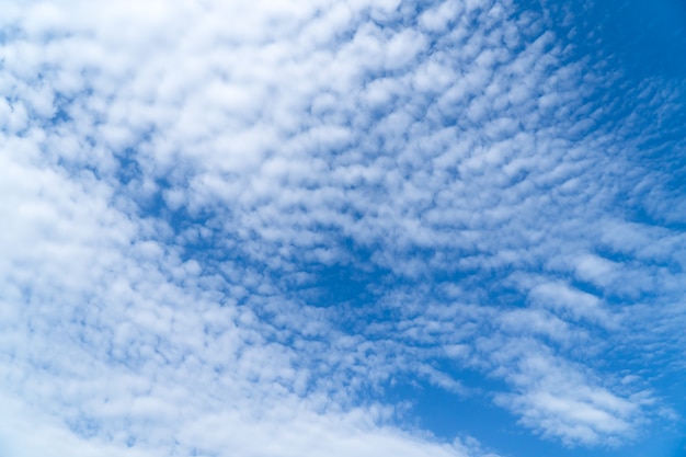 Cielo azul con hermosas nubes