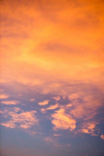 Cielo azul hermoso colorido con el fondo de la formación de la nube