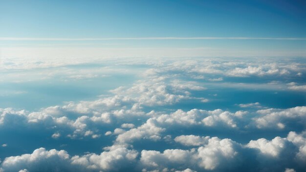 Cielo azul interminable y nubes blancas.