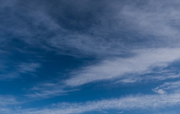 Foto cielo azul de invierno y nubes ligeras. clima ventoso. foto de alta calidad.