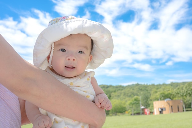 cielo azul y un lindo bebe