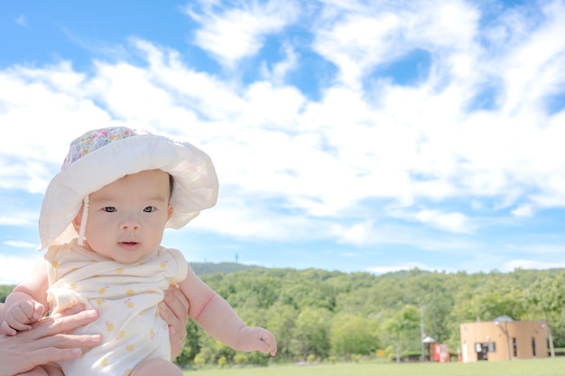 cielo azul y un lindo bebe