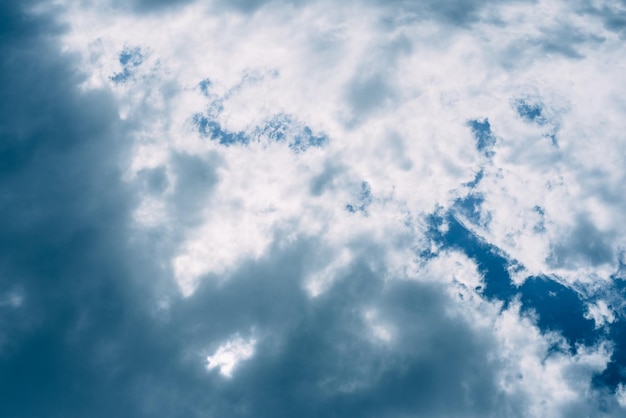 Cielo azul lluvioso nublado