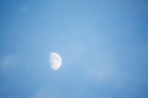 Cielo azul con luna al atardecer