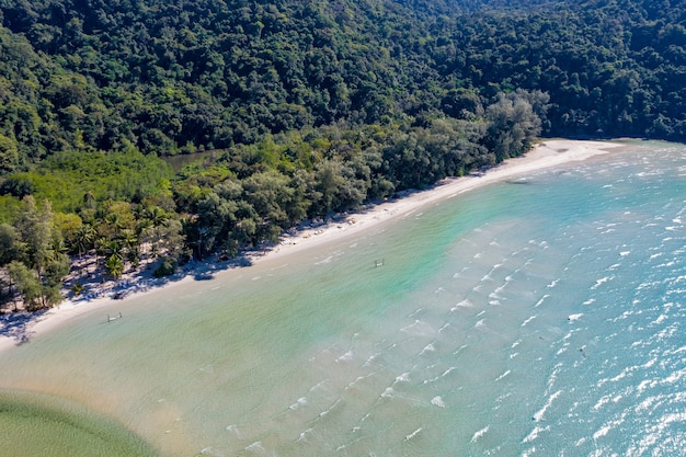 Cielo azul y mar turquesa en la isla junto a Koh Kood en el este de Tailandia.