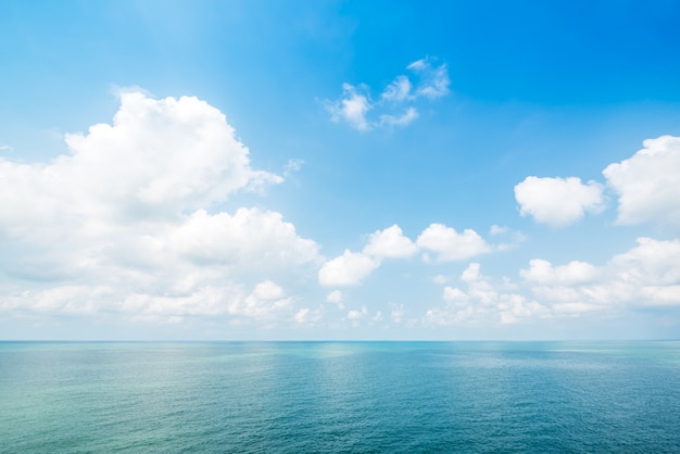 Cielo azul y mar