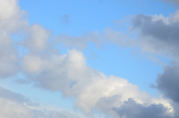 Un cielo azul con muchas nubes blancas de diferentes tamaños.