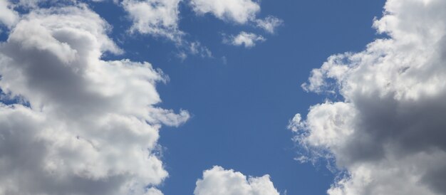 El cielo azul con muchas nubes blancas de diferentes tamaños.