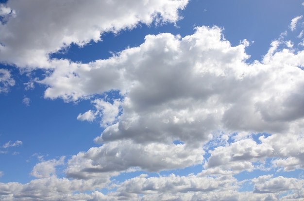 Un cielo azul con muchas nubes blancas de diferentes tamaños.