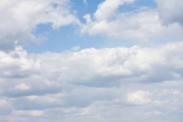 Cielo azul con muchas nubes. Fondo limpio natural con espacio de copia