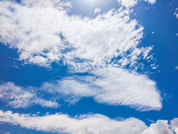 Cielo azul y muchas nubes grandes blancas a la luz del día Composición del cielo natural Ideal para usar en el diseño o papel tapiz