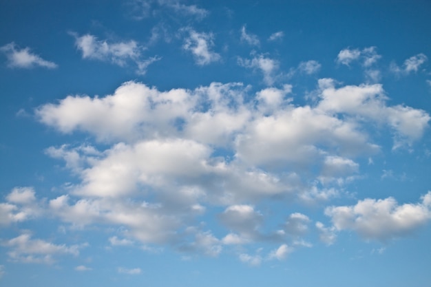 Cielo azul y muchas nubes pequeñas.