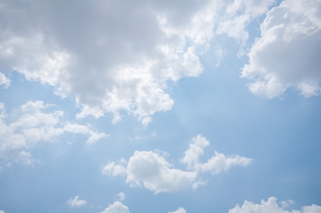 Cielo azul con muchas nubes