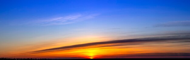 Cielo azul y naranja brillante por la mañana Amanecer en el horizonte