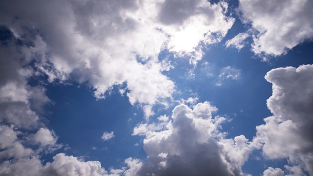 Cielo azul y nube blanca, día de buen tiempo.