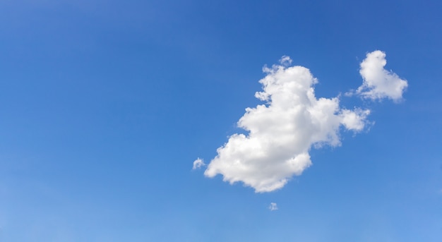 Cielo azul con nube blanca