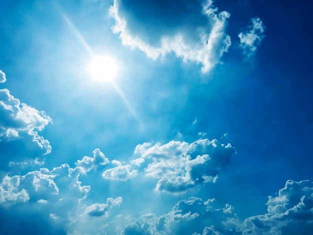 Cielo azul y nube con fondo de luz solar