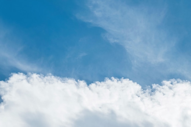 El cielo azul y la nube hermosos del primer en día nublado texturizaron el fondo