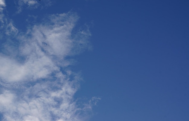 Un cielo azul con una nube en el medio.