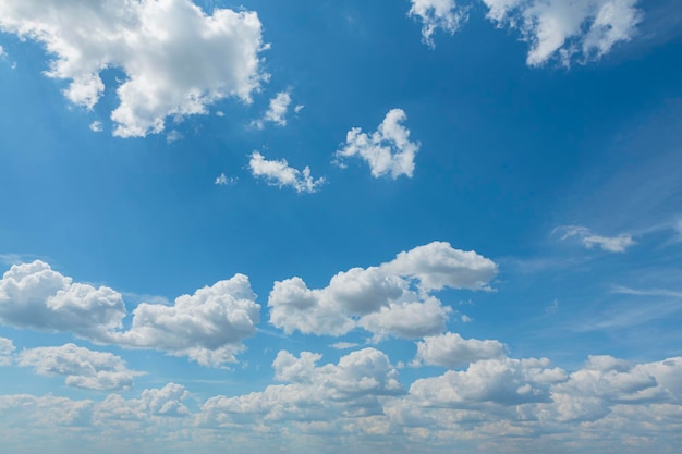 Un cielo azul con nubes y algunas nubes.