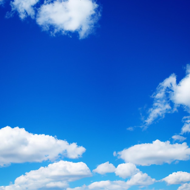 Un cielo azul con nubes y algunas nubes.