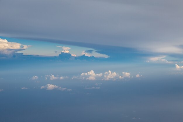 Cielo azul nubes de alto uso para el fondo