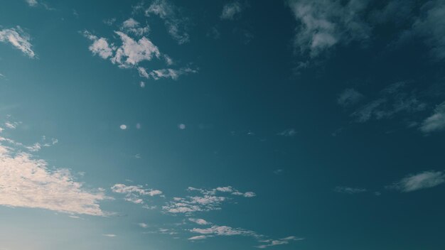 Foto cielo azul con nubes altostratus hermoso cielo azul con nube altostratus en el fondo