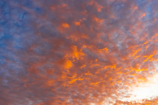 Cielo azul con nubes anaranjadas al atardecer