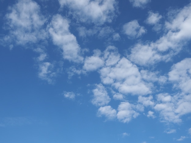 Cielo azul con nubes. antecedentes.