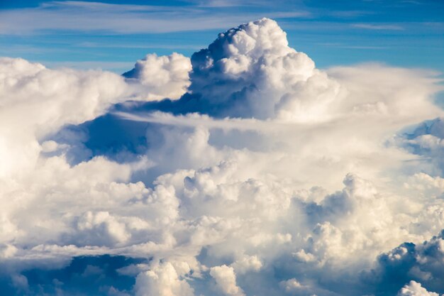 Cielo azul con las nubes desde el avión