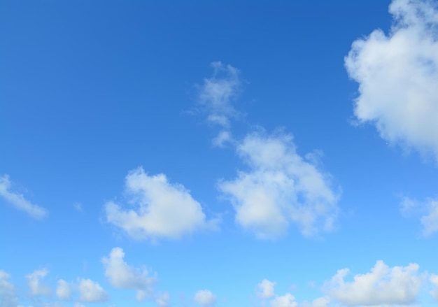 Cielo azul y nubes blancas en Cerdeña