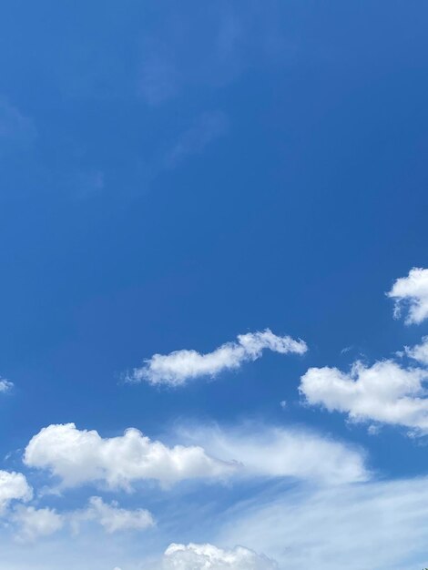 Un cielo azul con nubes blancas y un cielo azul.