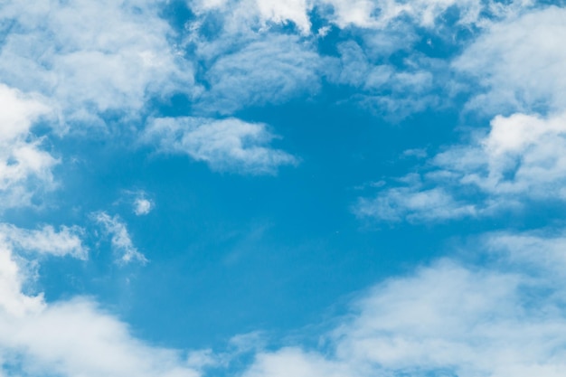 El cielo azul, las nubes blancas, el cielo despejado, el fondo, el fondo.