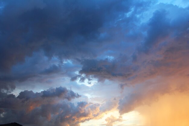 El cielo azul nubes blancas el cielo nubes por la noche puesta de sol amanecer fondo