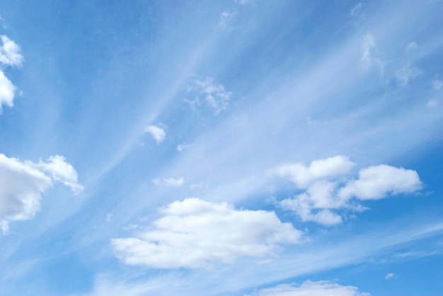 Un cielo azul con nubes blancas en el cielo