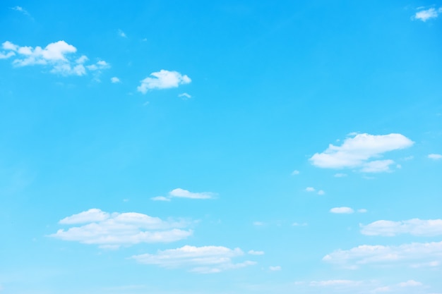 Cielo azul con nubes blancas claras - Fondo