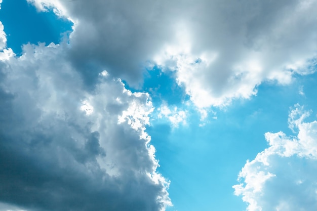 Cielo azul con nubes blancas closeup